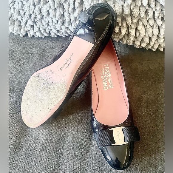 Salvatore Ferragamo Black Patent Leather Vara Bow Shoes 8.5 AA - Picture 7 of 10